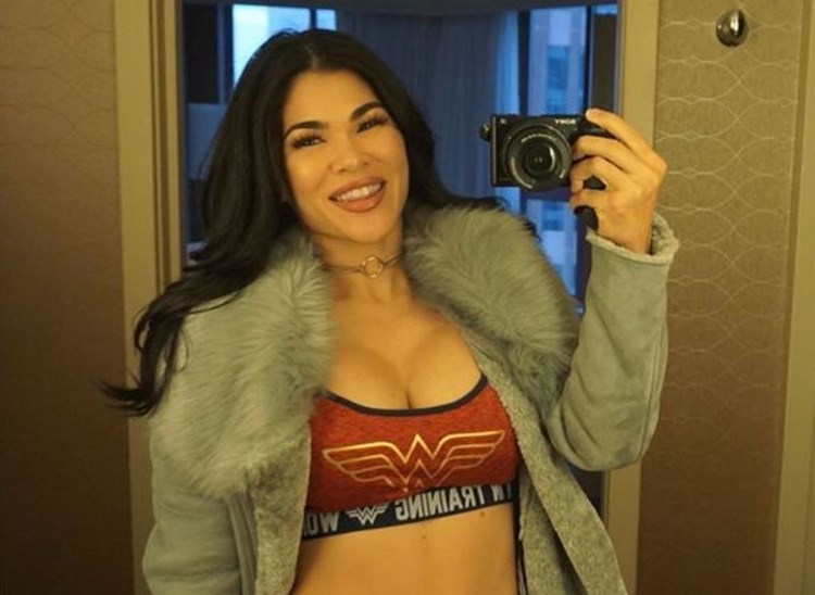 FOTO Njezino prezime zvuči poznato: Upoznajte prsatu MMA borkinju Rachel