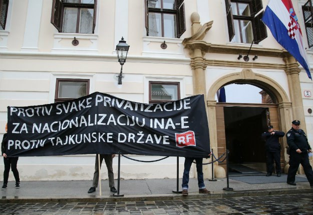 FOTO Radnička fronta poručila ispred Vlade: "Nacionalizirajte INA-u"