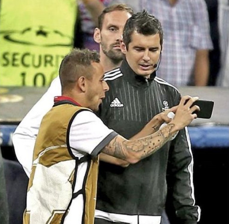 OČAJNI BAYERN Igrači trče do suca i na mobitelima pokazuju Ronaldove golove iz ofsajda