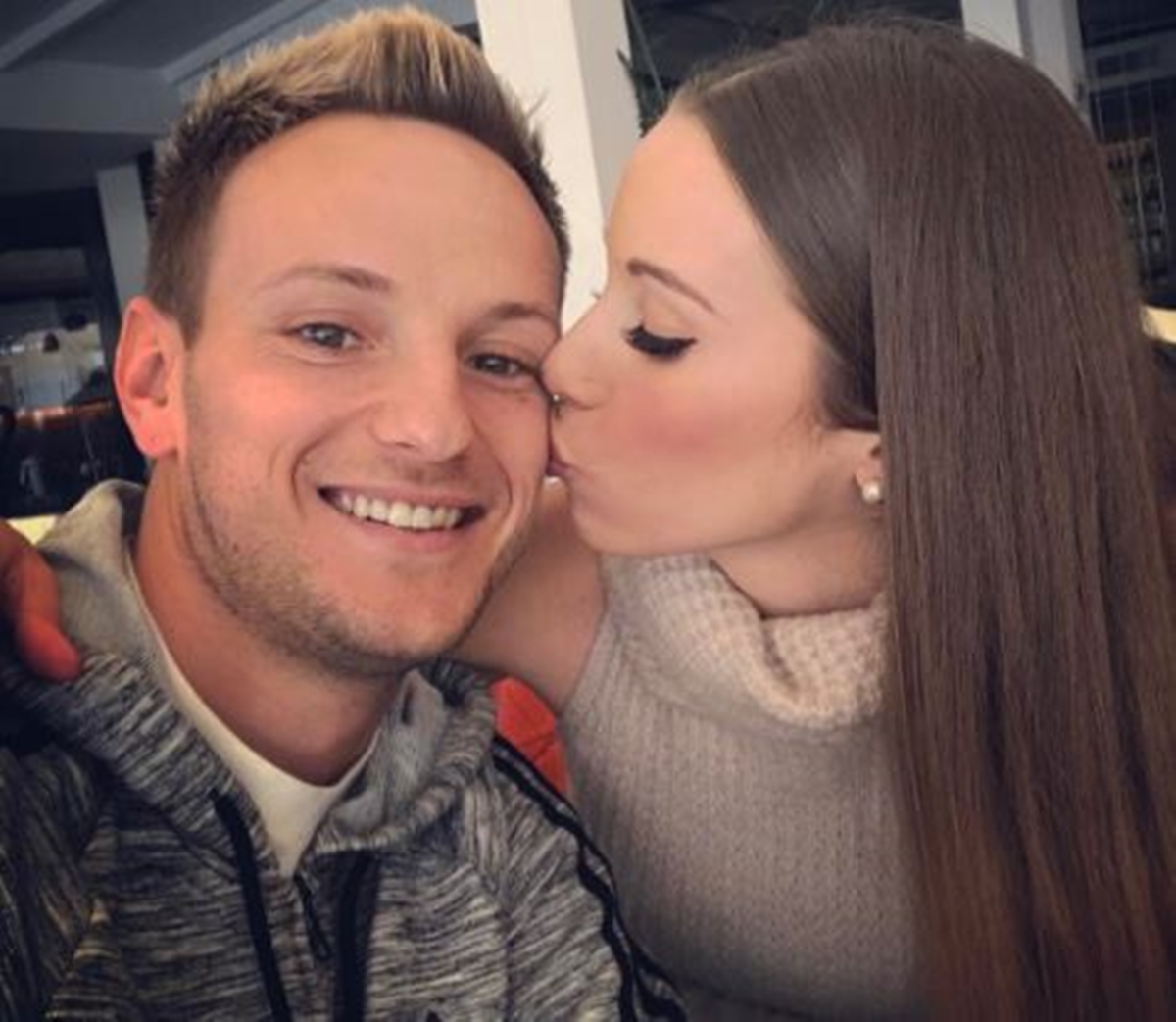 FOTO Rakitićeva seksi supruga se skinula u badić i čestitala mu važan dan