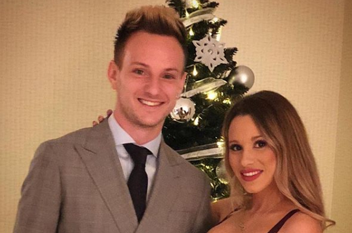 FOTO Ivan Rakitić čestitao Novu godinu, u prvom planu dekolte njegove supruge