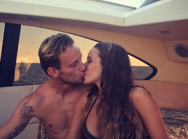 Vrući poljupci na jahti: Rakitić i njegova Raquel i dalje uživaju na Jadranu?