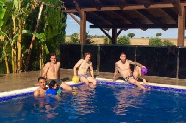 Modrić se brčkao u bazenu kod Ramosa