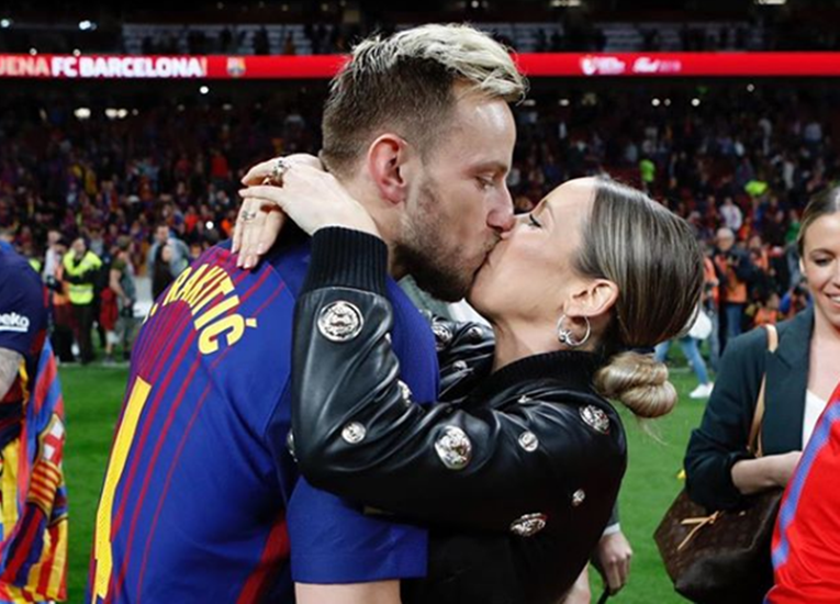 Ivan Rakitić nakon pobjede strastveno poljubio suprugu Raquel