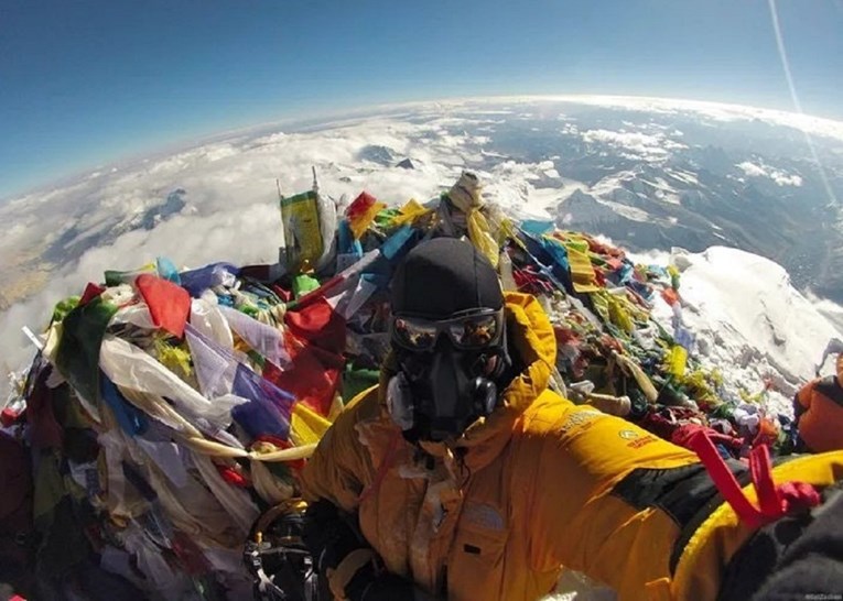 "Šah-mat ravnozemljaši": Mnogi smatraju da je ovaj selfie s Mount Everesta konačan dokaz da je Zemlja okrugla