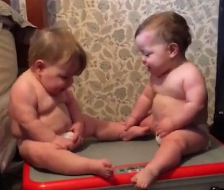 Bebe na uključenoj mašini podijelile stavove: Je li vama ovo drmanje smiješno?
