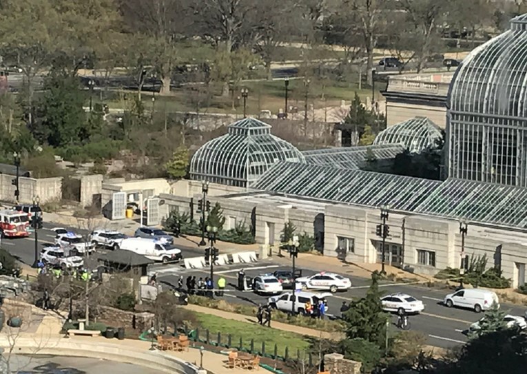PUCNJAVA PRED KONGRESOM Autom se zabio u policiju na Capitol Hillu