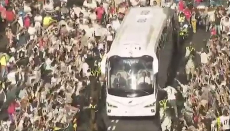 MADRIDSKI DELIRIJ Pogledajte kako su navijači dočekali igrače uoči dvoboja na Bernabeu