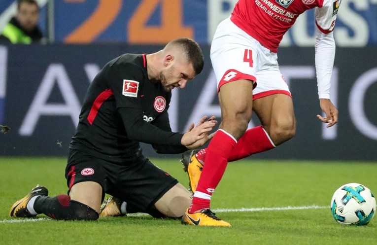 Rebiću suparnik "ukrao" gol u remiju Eintrachta i Mainza