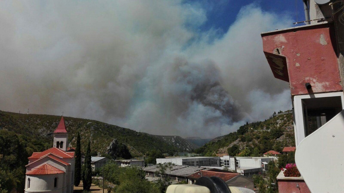 VELIKI POŽAR KOD OBROVCA 120 vatrogasaca na terenu, bura otežava gašenje, kuće su spašene