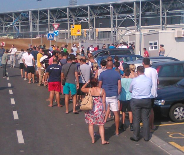 Rujevica premala za Jadranski derbi: Navijači satima čekali ulaznice na +35