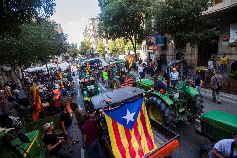 Čelnici Europske unije osuđuju nasilje u Kataloniji, pozvali na mirno rješenje