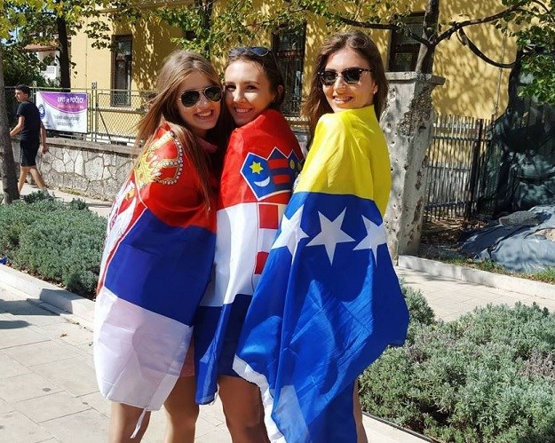 Djevojke u Mostaru se ogrnule zastavama i pokazale sav besmisao rata i mržnje