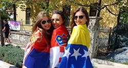 Djevojke u Mostaru se ogrnule zastavama i pokazale sav besmisao rata i mržnje