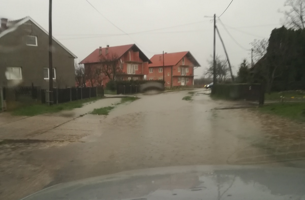 KRENULE OLUJE I OBILNA KIŠA Na cestama se nižu nesreće, padao je i led, pogledajte snimke