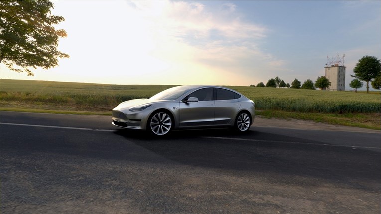 Tesla predao prvim kupcima Model 3, ima već više od pola milijuna rezervacija