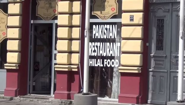 Pakistanac u Beogradu otvorio restoran za imigrante koji spavaju na ulici, djeci ne naplaćuje