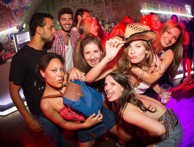 Ovako je izgledalo subotnje ludilo s polugolim plesačicama u Dubrovniku