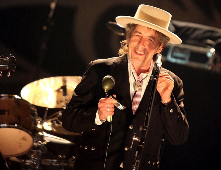 Bob Dylan napokon primio Nobela, ali na jako neobičan način