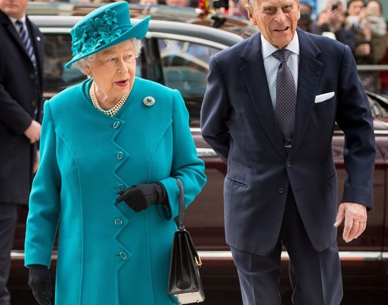 Kraljica Elizabeta šalje tajne signale osoblju pomoću torbice i vjenčanog prstena, evo kako