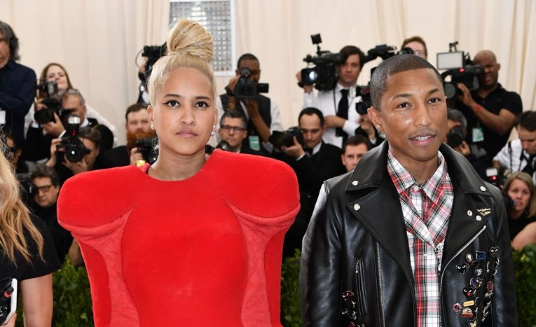 Pharrellova žena obukla nešto skroz bizarno, internet se ne prestaje sprdati: "Došao je Teletubbie"