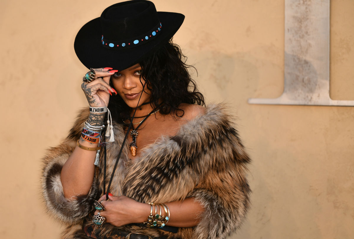 Rihanna stigla na Dior reviju u kaputu koji će razbjesniti mnoge