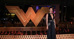 "Wonder Woman" na premijeru došla u Prada haljini i kontroverznim japankama