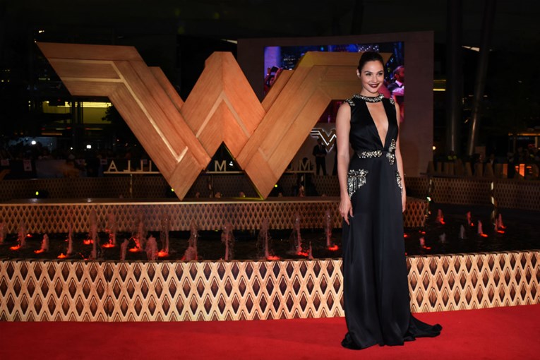 "Wonder Woman" na premijeru došla u Prada haljini i kontroverznim japankama