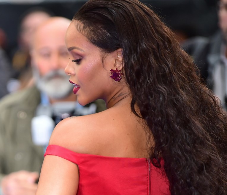 FOTO Rihanna sakrila samo bradavice u najčudnijoj haljini do sada