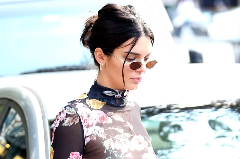 FOTO Kendall Jenner obukla prozirnu majicu i pokazala grudi