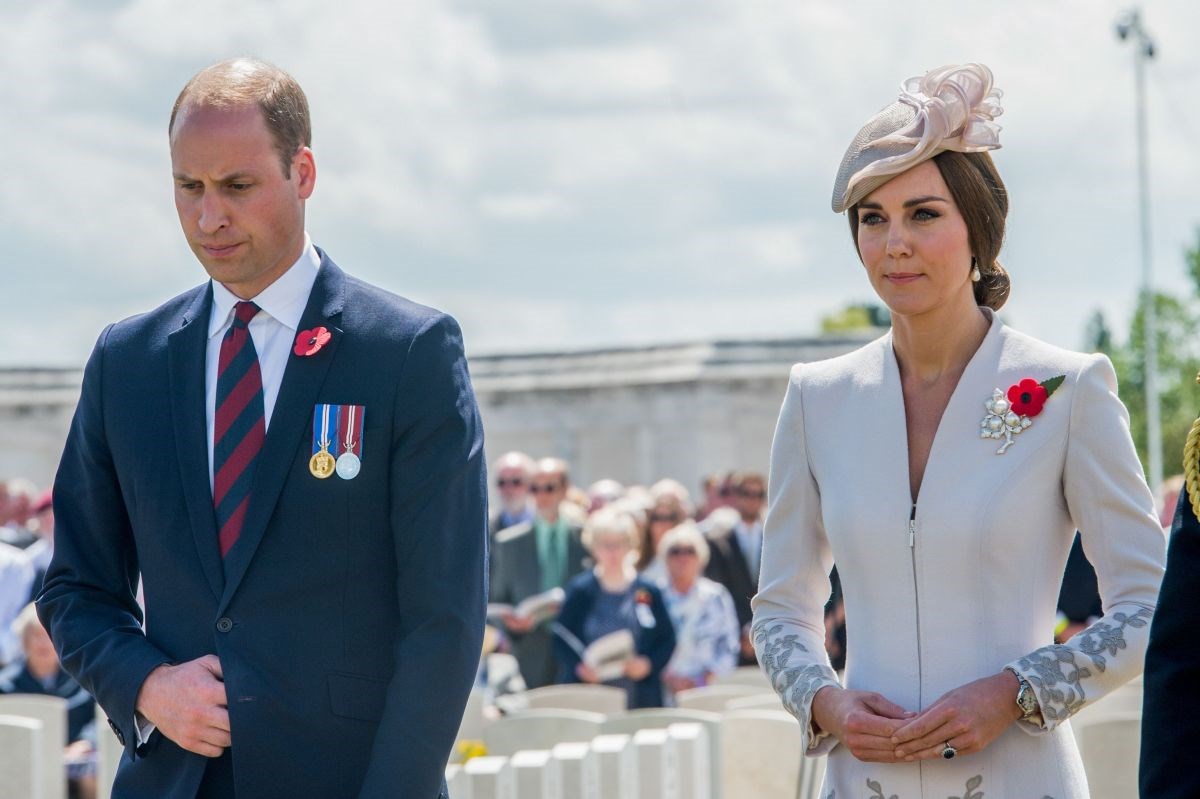 Članovi britanske kraljevske obitelji na svako putovanje moraju nositi nešto skroz morbidno