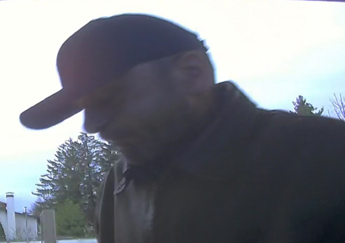 Policija traži pomoć u potrazi za pljačkašem, prepoznajete li ga?