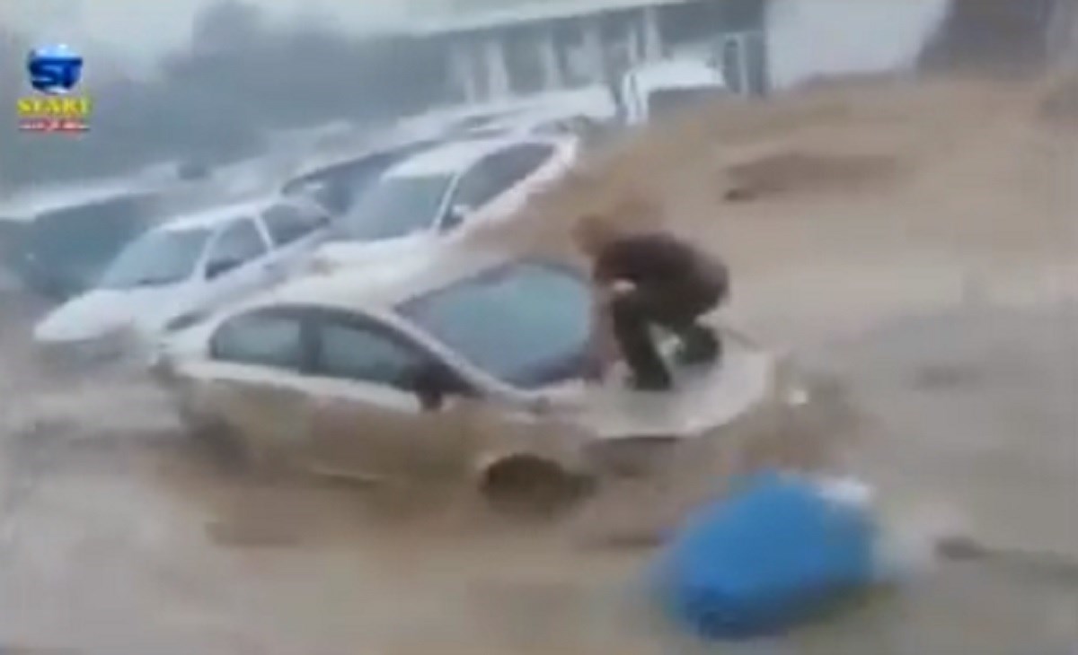 Oluja poharala Ankaru, golema bujica doslovno nosila sve pred sobom, pogledajte snimke