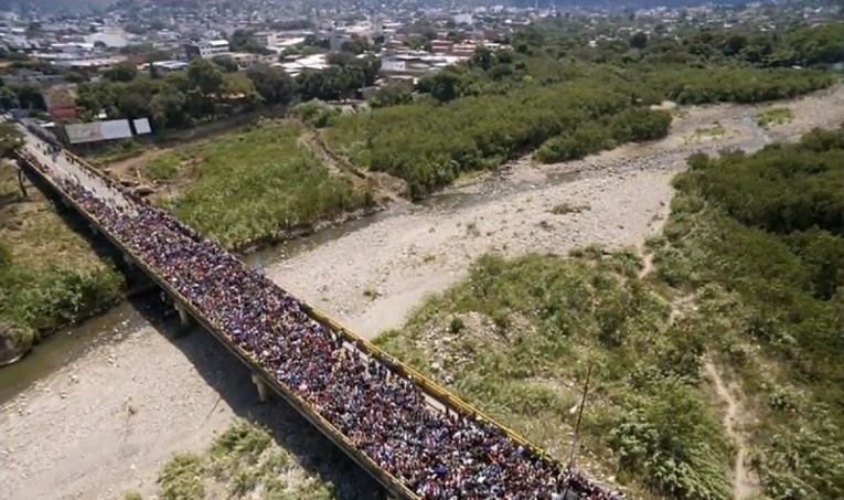 MASOVNI EGZODUS Na tisuće očajnih ljudi bježi iz Venezuele, pogledajte fotografije