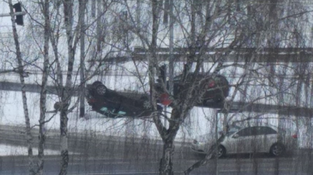 FOTO Nesreća u Zagrebu, auto se prevrnuo na krov