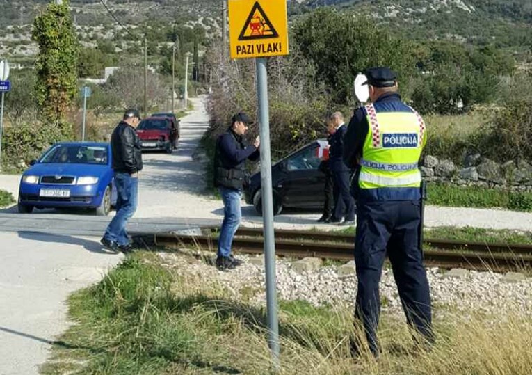 FOTO Vlak naletio na automobil u Kaštel Lukšiću