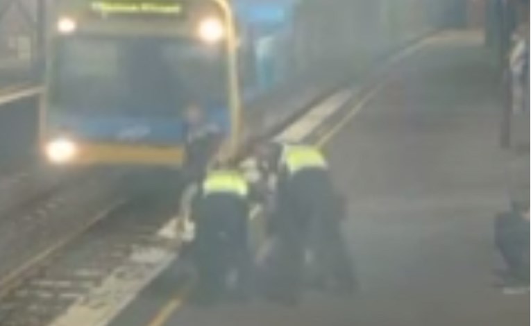 VIDEO Žena u Melbourneu pijana prelazila prugu, od naleta vlaka je spasili u zadnji tren