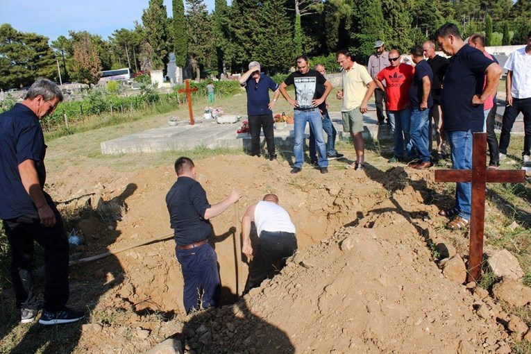 FOTO Obitelj veterana na pogrebu sama morala kopati grob: "Pokopali su ga kao psa"