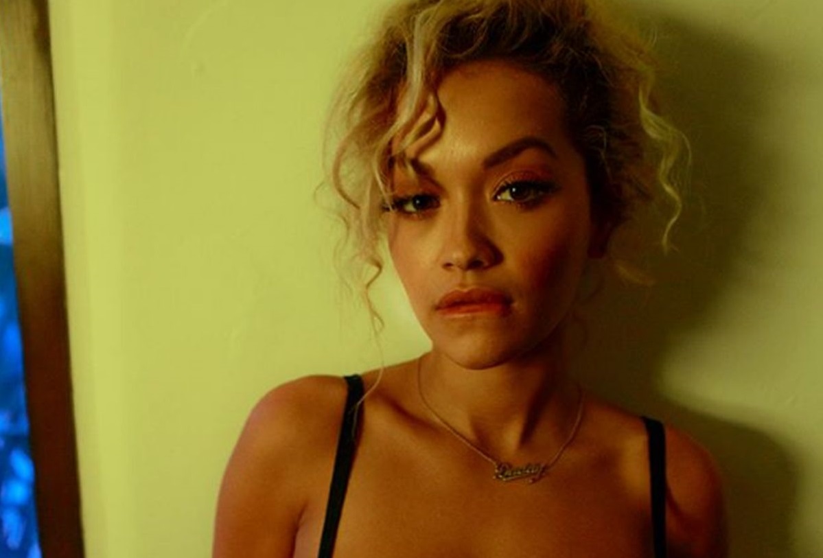Rita Ora grize si usnu na novoj fotki u donjem rublju, a grist ćete i vi kad joj vidite dekolte