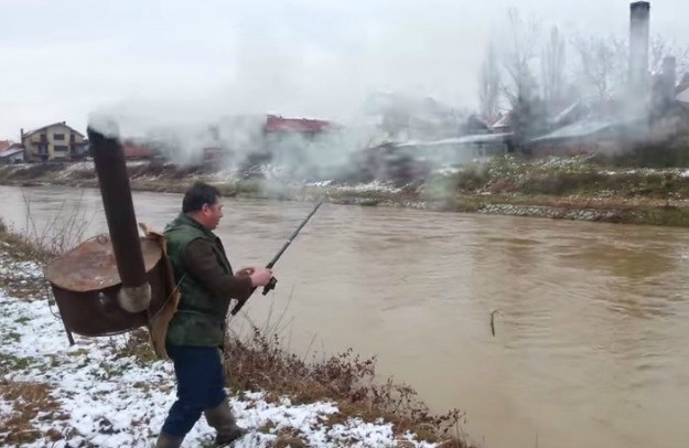 Ribič iz Srbije oduševio i svjetske medije: "Leskovčanin dizajnirao peć koju nosi na leđima dok peca"