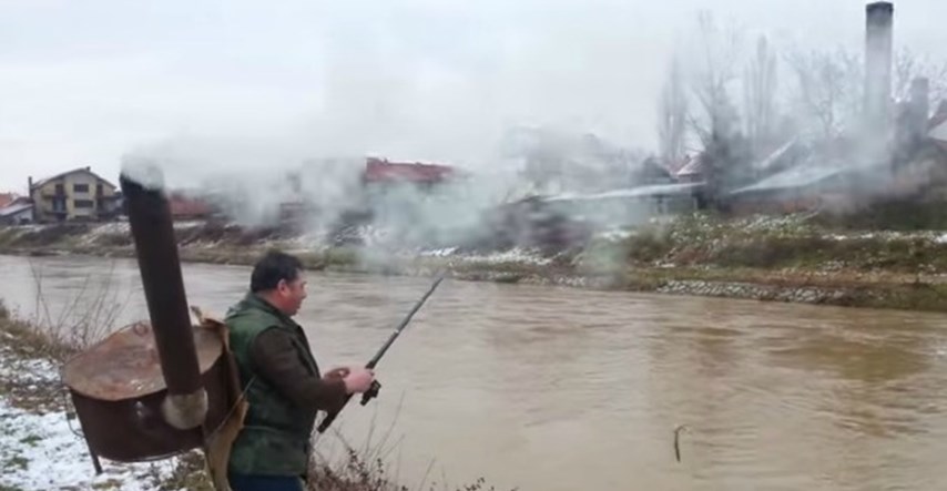 Ribič iz Srbije oduševio i svjetske medije: "Leskovčanin dizajnirao peć koju nosi na leđima dok peca"