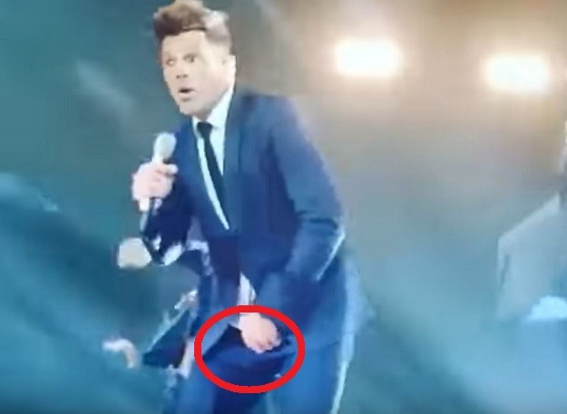 VIDEO Ricky Martin uzbudio se na koncertu pa uz smiješak skrivao erekciju