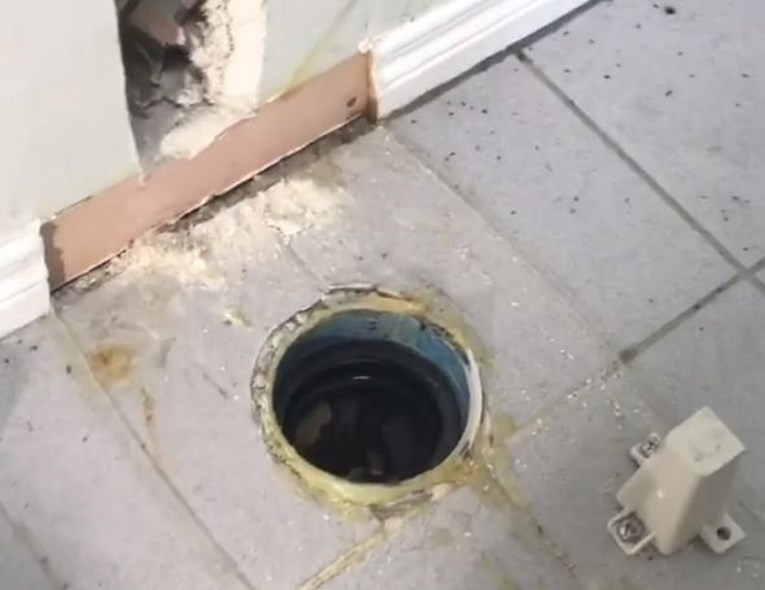 VIDEO Nitko ne zna što je ovaj vodoinstalater izvukao iz začepljenog odvoda, ali svima se povraća