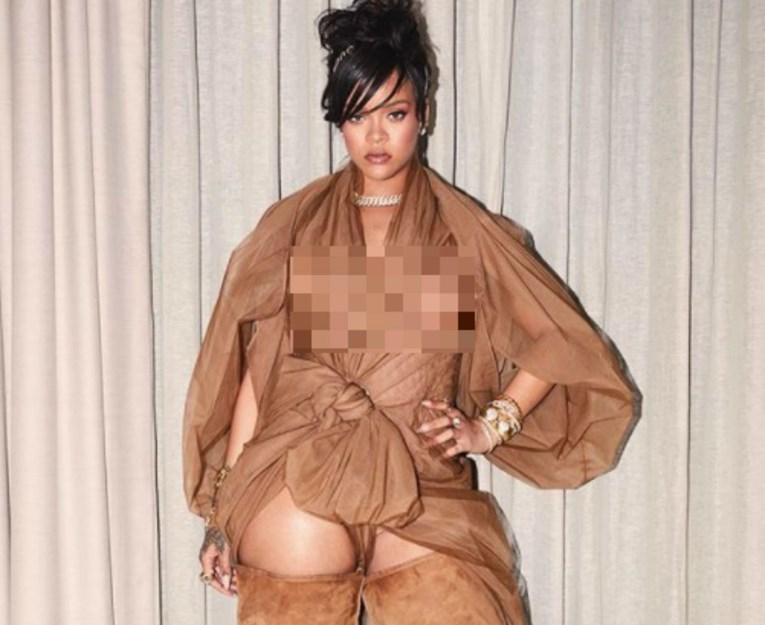 Očigledno je da Rihanna ispod ove bizarne kombinacije ne nosi grudnjak
