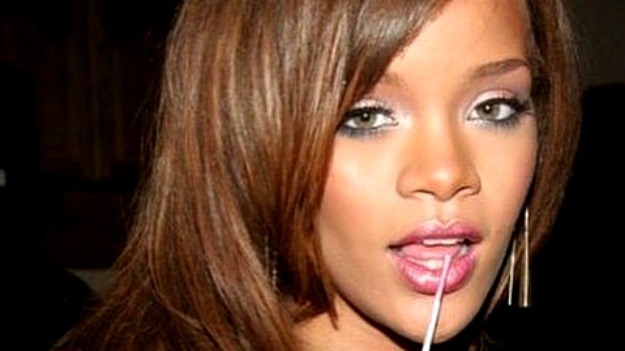 Sad svi pričaju o ovoj fotki: Rihanna u svom stilu ismijala sve one koji tvrde da je šmrkala kokain