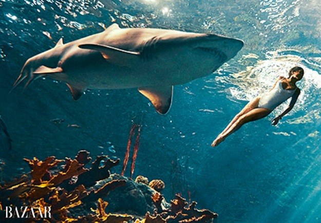 Sexy Rihanna u novom editorijalu za Harper´s Bazaar zaplivala s morskim psima