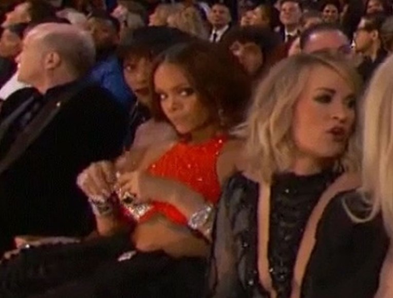 FOTO Nju boli briga za sve: Ovo su ludosti koje je Rihanna izvodila na sinoćnjoj dodjeli Grammyja