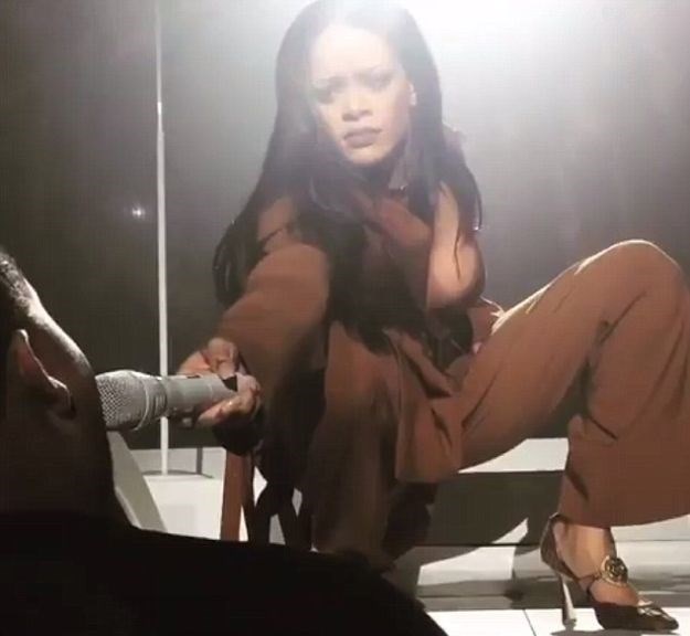 VIDEO Rihanna na koncertu dala mikrofon obožavatelju, ono što se dogodilo nitko nije očekivao