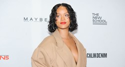 Rihanna izgleda seksi čak i u prevelikom bež odijelu