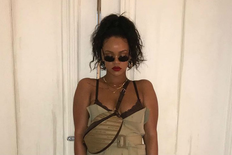 Je li ovo što nosi Rihanna ljetna verzija odijela?